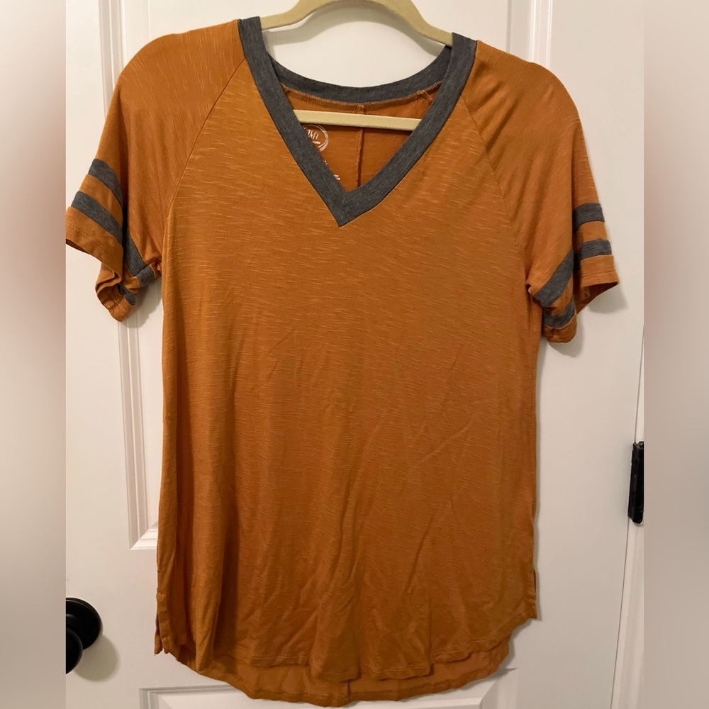 Maurice’s gold and gray neck shirt sleeve tshirt